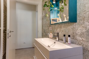 Shower, hair dryer, towels - Green House Da Fernanda Apartment with Private Garden, Wi-Fi, and Air Conditioning (Empoli)