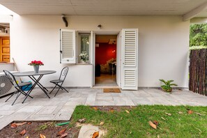 Outdoor dining - Green House Da Fernanda Apartment with Private Garden, Wi-Fi, and Air Conditioning (Empoli)