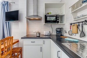 Frigorífico, microondas, horno y placa de cocina