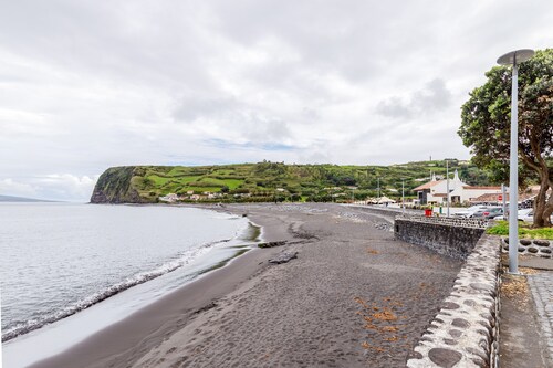 Apartment 'Praia Do Almoxarife Perto Do Mar' with Sea View, Wi-Fi and Air Conditioning