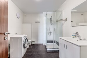 Dusche, Haartrockner, Handtücher