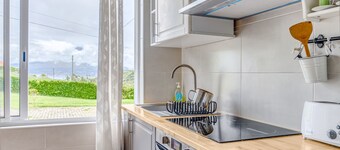 Apartamento 'Apartamento T2 Praia Do Almoxarife' con vistas al mar, Wi-Fi y aire acondicionado.