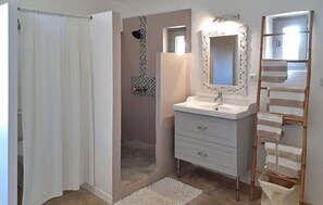 Shower - 5 bedroom cozy home in Valréas  (Valréas )