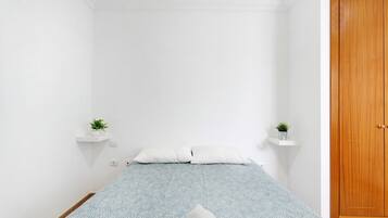 2 slaapkamers, een strijkplank/strijkijzer, gratis wifi, beddengoed