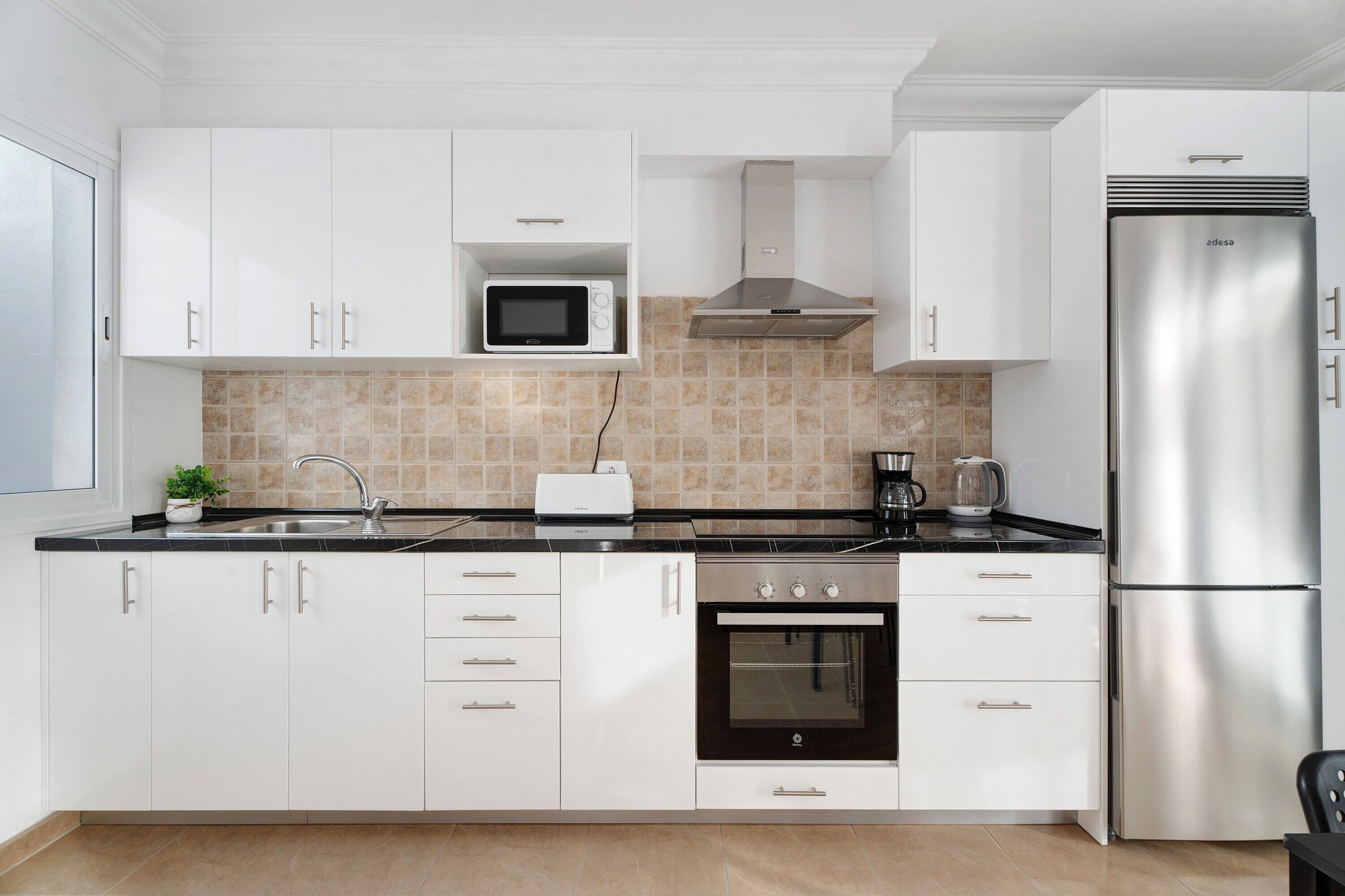 Frigorífic, microones, forn i placa de cuina 