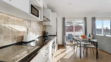 Frigorífic, microones, forn i placa de cuina