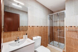 Shower, towels - Vacation Apartment 'Ático San Jose' with Sea View, Private Terrace and Wi-Fi (La Victoria de Acentejo)