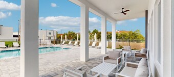 Modern townhouse with amazing pool, screened lanai, & washer/dryer