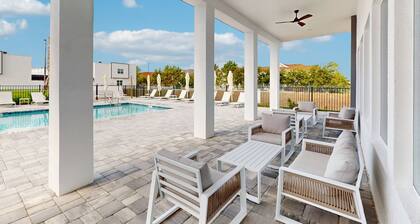 Modern townhouse with amazing pool, screened lanai, & washer/dryer