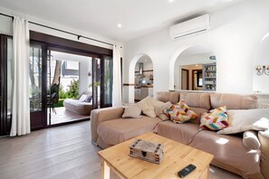 TV, fireplace, stereo