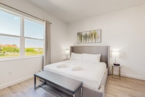 4 bedrooms, iron/ironing board, Internet, bed sheets - Modern townhouse with furnished lanai, amazing pool, & washer/dryer (Davenport)