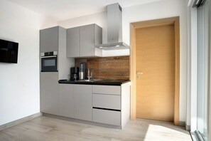 Fridge, oven, stovetop, dishwasher - Apartment 'Bacchushof Merlot' with Mountain View, Balcony and shared Pool (Termeno)