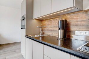 Fridge, oven, stovetop, dishwasher