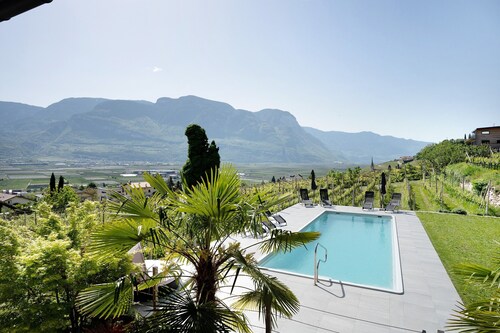 Ferienwohnung 'Bacchushof Sauvignon' mit Bergblick, Balkon und Schwimmbad
