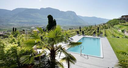 Ferienwohnung 'Bacchushof Sauvignon' mit Bergblick, Balkon und Schwimmbad