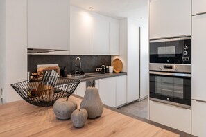 Jääkaappi, mikroaaltouuni, uuni, liesi