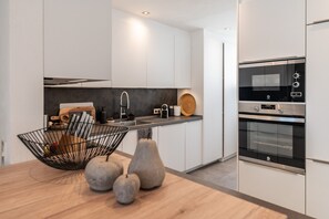 Kühlschrank, Mikrowelle, Ofen, Herdplatte