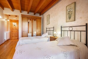 7 makuuhuonetta, ilmainen Wi-Fi, vuodevaatteet