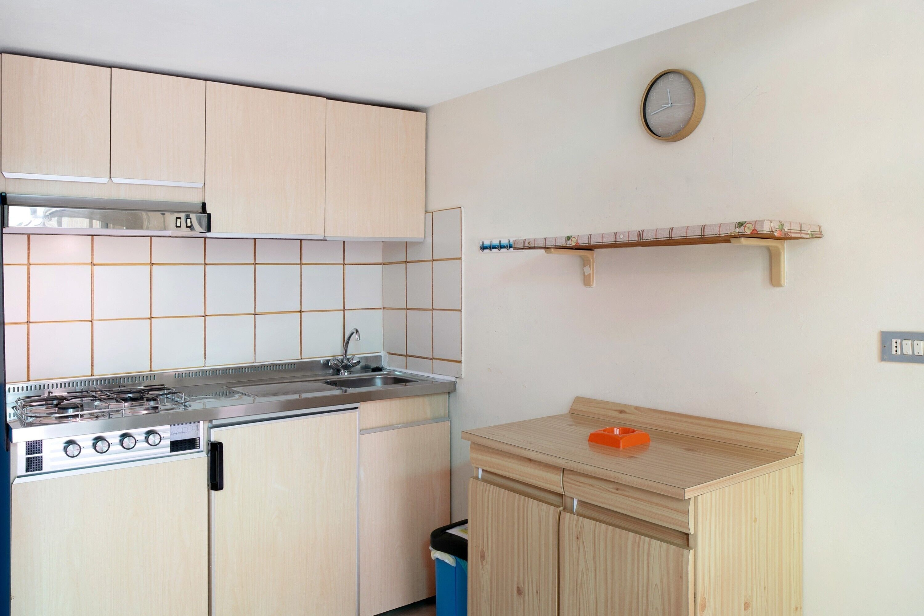 Kühlschrank, Herdplatte, Kochgeschirr/Geschirr/Besteck
