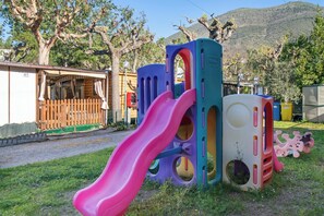 Children’s area - Mobile Home "Casa Mobile Lux La Pineta 21" with Shared Pool, Private Terrace & Wi-Fi (Albenga)