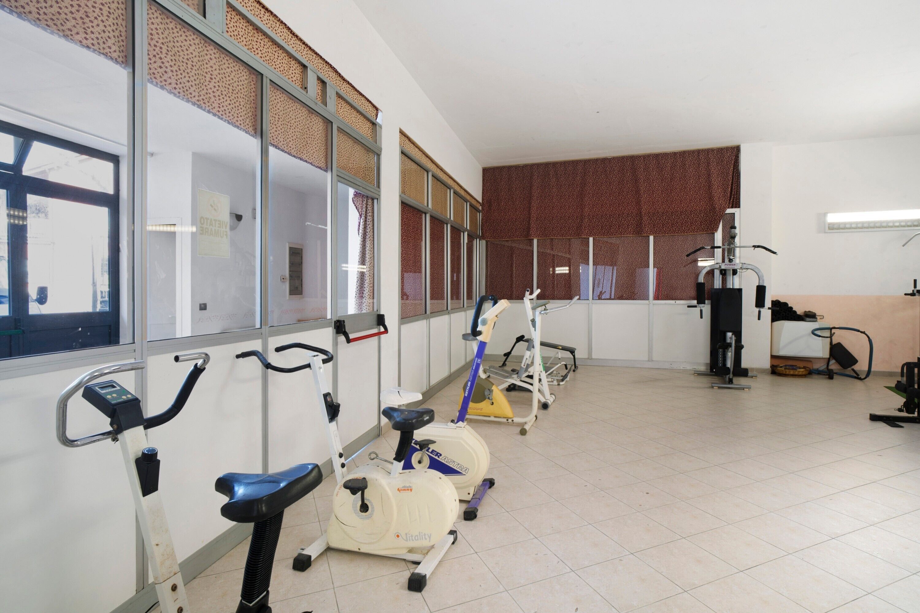 Ein Fitnessraum mit Ergometer, Laufband und Kraftgerät.