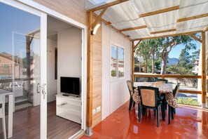 Outdoor dining - Mobile Home "New Generation La Pineta 7" with Shared Pool, Wi-Fi and Air Conditioning (Albenga)