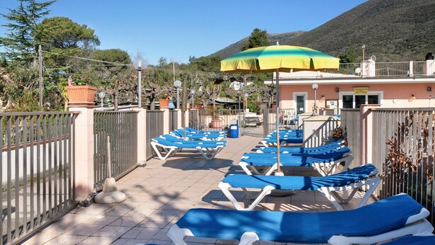 A pool area with lounge chairs and a large umbrella. - Studio Apartment "Monolocale La Pineta 46" with Shared Pool, Private Terrace & Wi-Fi (Albenga)