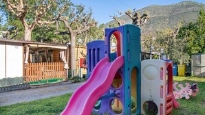 A playground with slides and climbing structures. - Studio Apartment "Monolocale La Pineta 46" with Shared Pool, Private Terrace & Wi-Fi (Albenga)