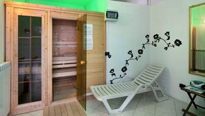 A sauna room with a wooden door, a bench, a thermostat, and a wall-mounted mirror. - Studio Apartment "Monolocale La Pineta 46" with Shared Pool, Private Terrace & Wi-Fi (Albenga)
