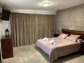 2 chambres, fer et planche à repasser, Wi-Fi gratuit, draps fournis