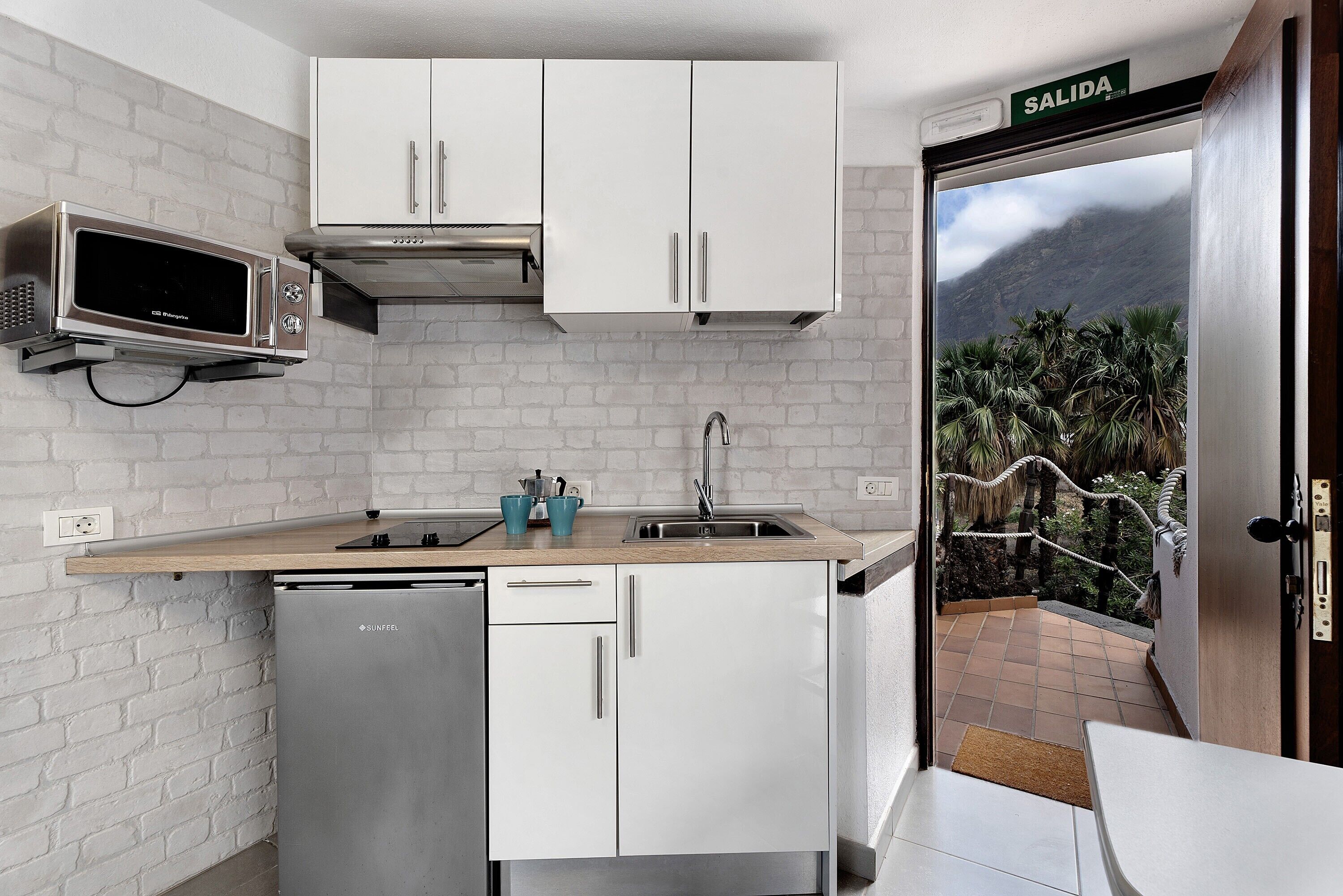 Geladeira, micro-ondas, fogão, cooktop