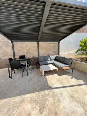 Outdoor dining - Holiday Home 'Sam' with Private Pool, Wi-Fi, and Air Conditioning (San Fulgencio)