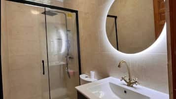 Dusche, Haartrockner, Handtücher