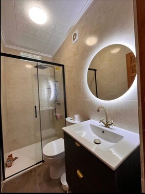 Shower, hair dryer, towels - Holiday Home 'Sam' with Private Pool, Wi-Fi, and Air Conditioning (San Fulgencio)