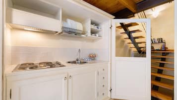 Geladeira, cooktop, chaleira elétrica