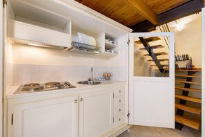 Geladeira, cooktop, chaleira elétrica