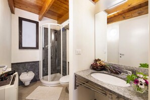 Douche, sèche-cheveux, serviettes fournies