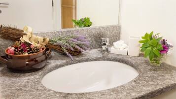 Dusj, hårføner og håndklær