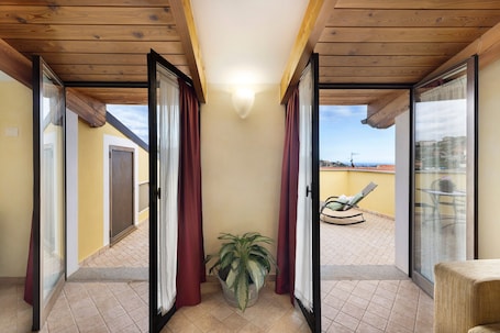 Interior. Apartment 'Mandarino Agriturismo La Ferla' with Sea View, Private Terrace and Air Conditioning