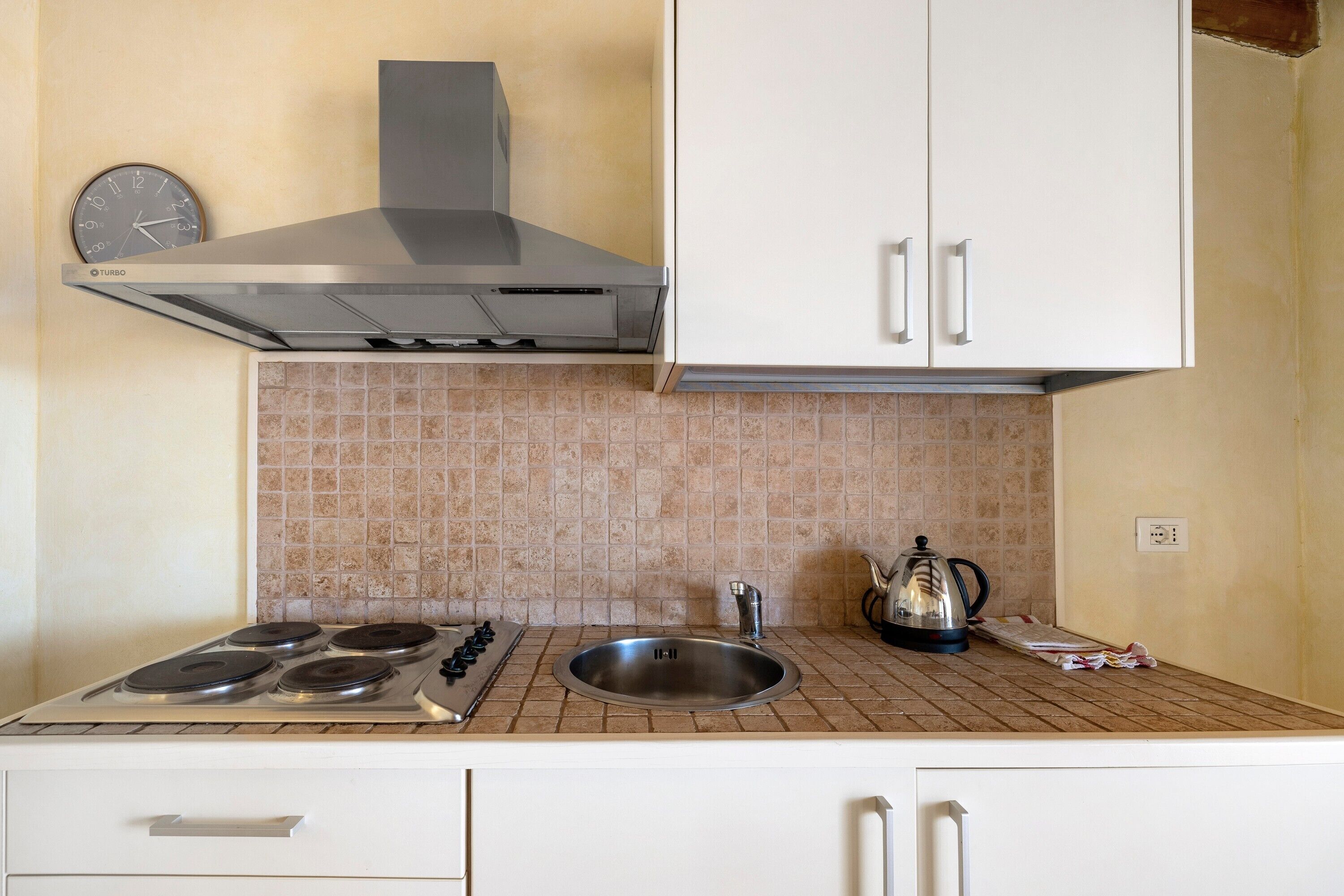 Réfrigérateur, plaque de cuisson, bouilloire électrique, chaise haute