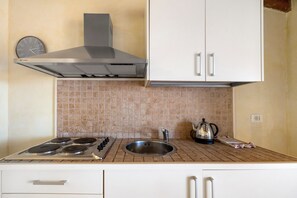 Fridge, stovetop, electric kettle, high chair - Apartment 'Mandarino Agriturismo La Ferla' with Sea View, Private Terrace and Air Conditioning (Toirano)