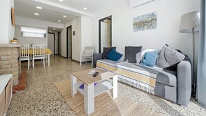 Una sala de estar moderna con un sofá, una mesa de centro y una chimenea.