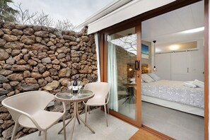 Outdoor dining - Apartment 'Finca Wapa - Studio 2' with Sea View, Wi-Fi and Air Conditioning (Frontera)