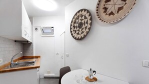 A modern kitchen with a white countertop, a sink, and a coffee maker on a table. - Apartment 'Finca Wapa - Studio 2' with Sea View, Wi-Fi and Air Conditioning (Frontera)