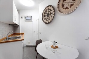 Kylskåp, mikrovågsugn, ugn och spishäll