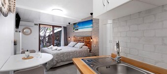 Apartamento 'Finca Wapa - Estudio 2' con vistas al mar, Wi-Fi y aire acondicionado.