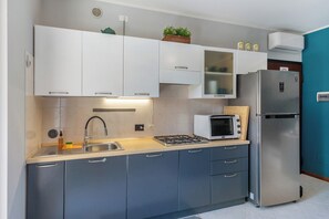 Réfrigérateur, micro-ondes, plaque de cuisson, lave-vaisselle