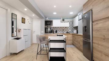 Jääkaappi, mikroaaltouuni, uuni, liesi