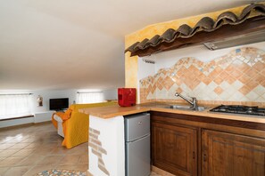 Kühlschrank, Mikrowelle, Herdplatte, Wasserkocher mit Kaffee-/Teezubehör