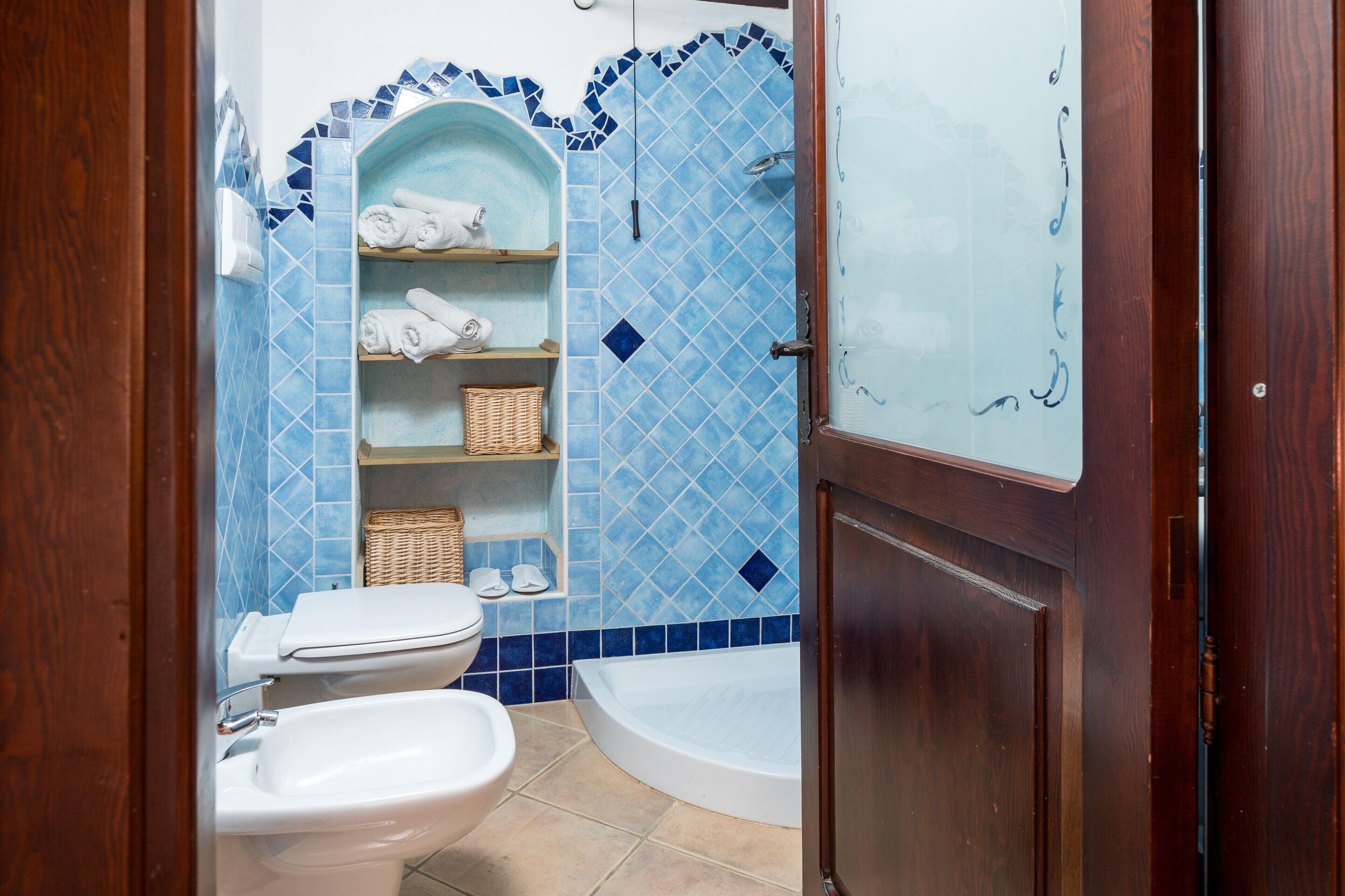 Een douche, een haardroger, handdoeken